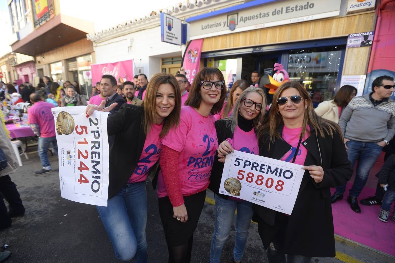 Celebración en la administración El Perolo, de San Pedro del Pinatar, donde se vendieron 12 décimos de El Gordo, entre otros premios.