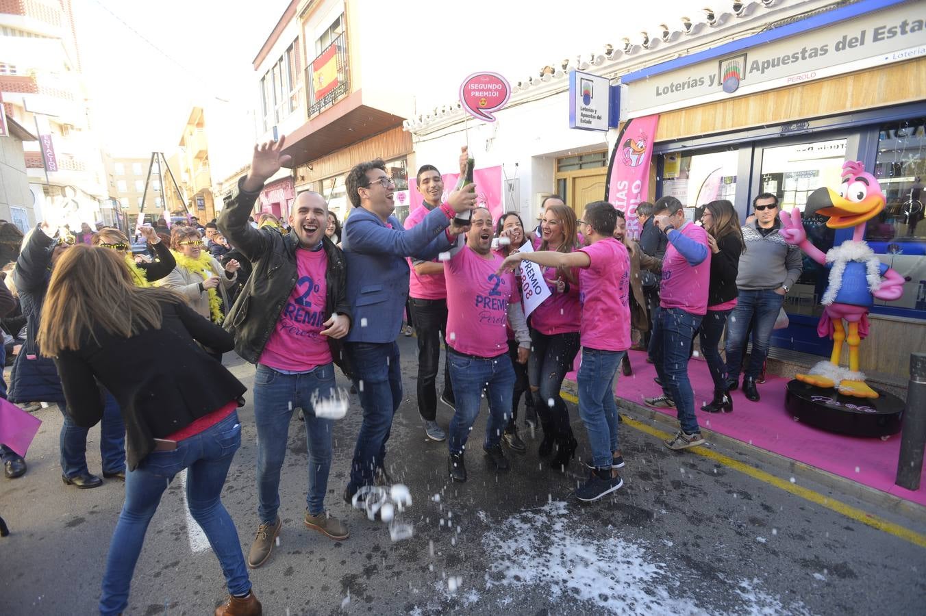 Celebración en la administración El Perolo, de San Pedro del Pinatar, donde se vendieron 12 décimos de El Gordo, entre otros premios.