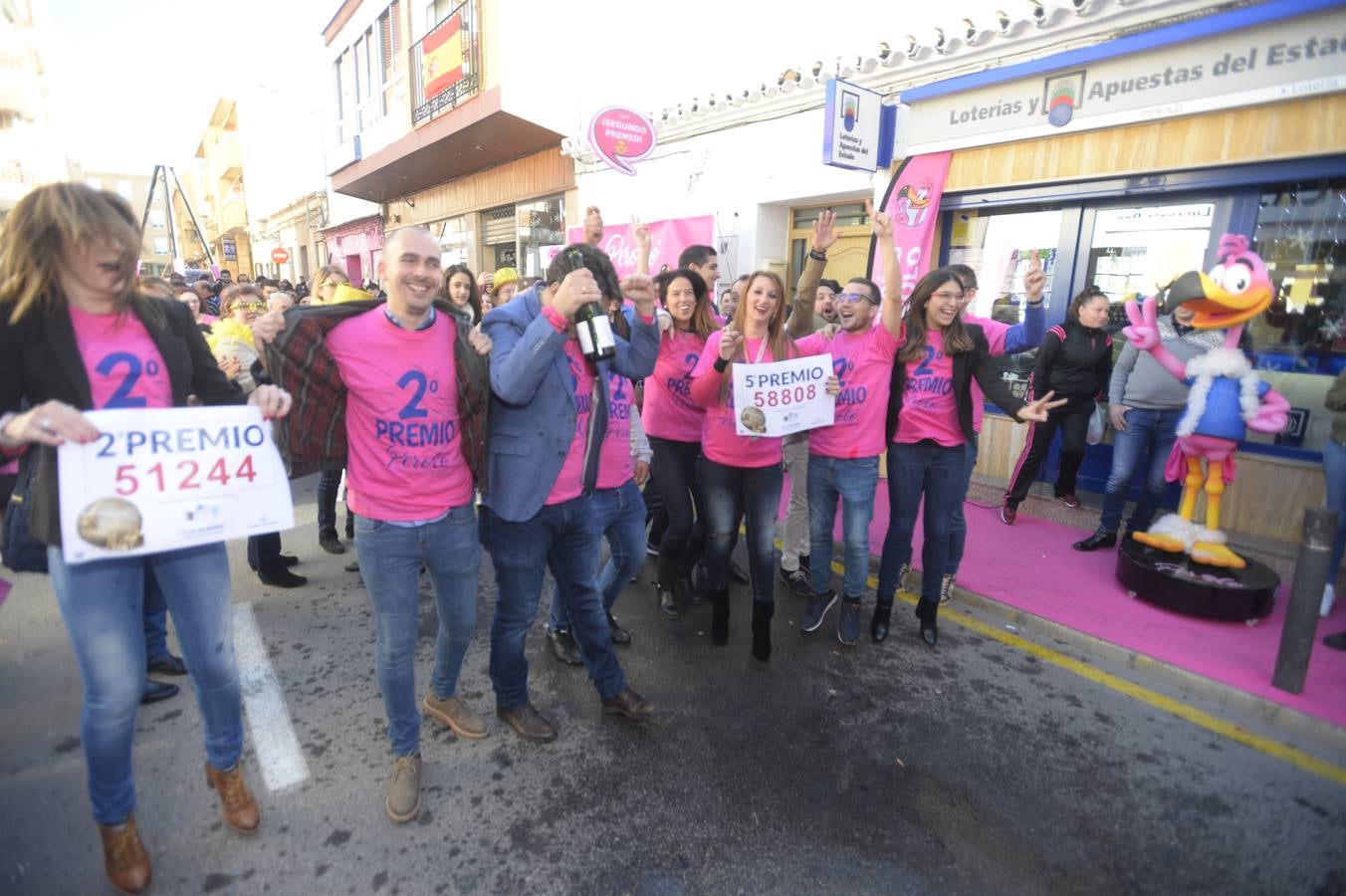 Celebración en la administración El Perolo, de San Pedro del Pinatar, donde se vendieron 12 décimos de El Gordo, entre otros premios.