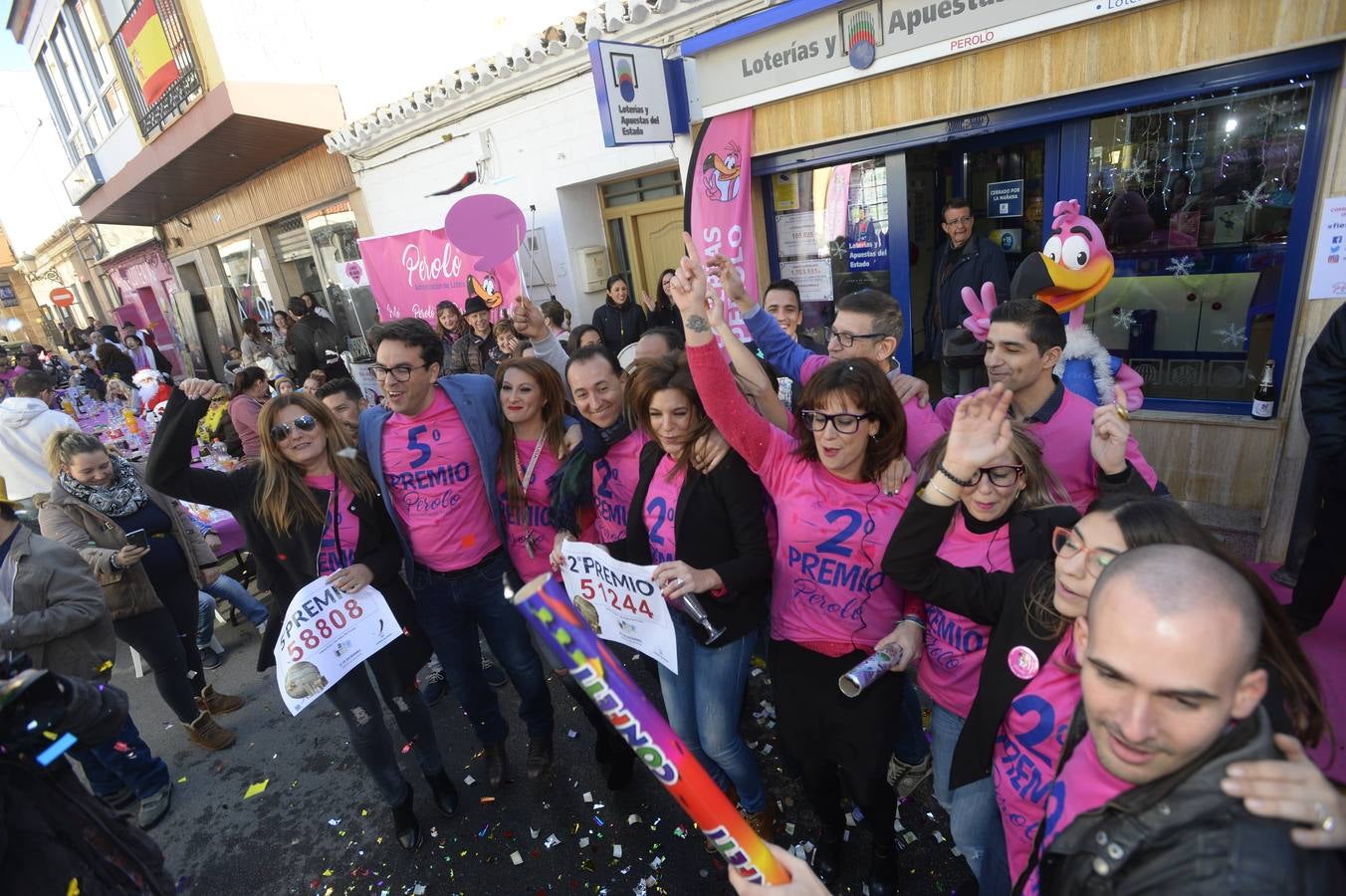 Celebración en la administración El Perolo, de San Pedro del Pinatar, donde se vendieron 12 décimos de El Gordo, entre otros premios.