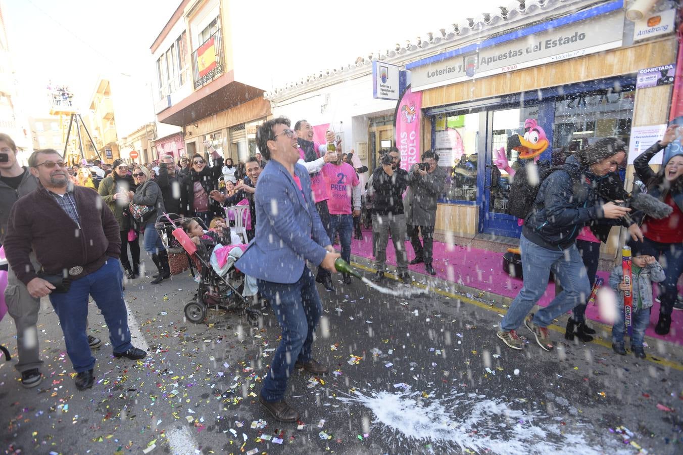 Celebración en la administración El Perolo, de San Pedro del Pinatar, donde se vendieron 12 décimos de El Gordo, entre otros premios.