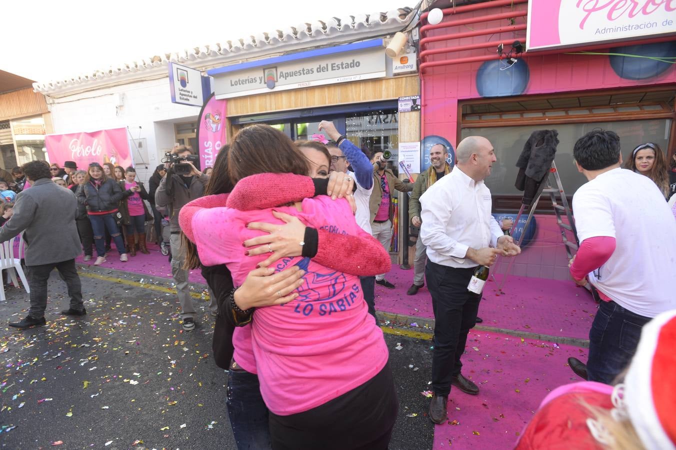 Celebración en la administración El Perolo, de San Pedro del Pinatar, donde se vendieron 12 décimos de El Gordo, entre otros premios.