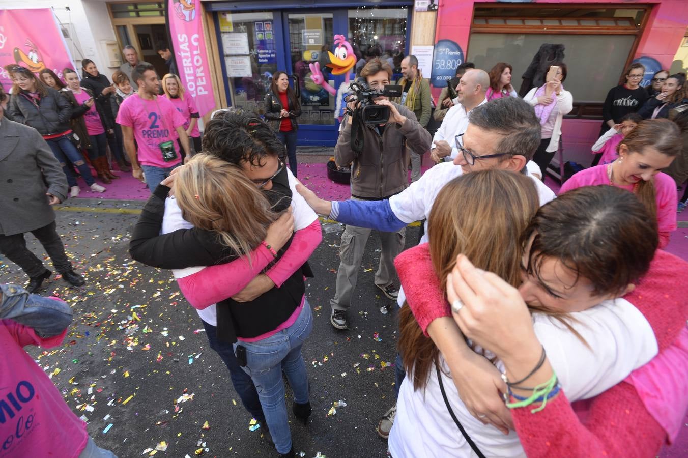 Celebración en la administración El Perolo, de San Pedro del Pinatar, donde se vendieron 12 décimos de El Gordo, entre otros premios.