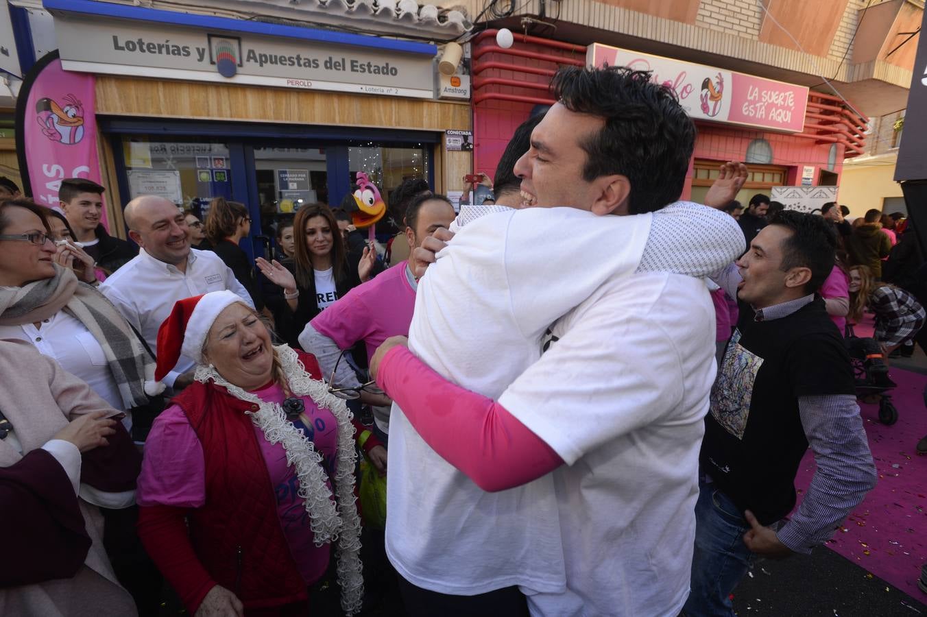 Celebración en la administración El Perolo, de San Pedro del Pinatar, donde se vendieron 12 décimos de El Gordo, entre otros premios.