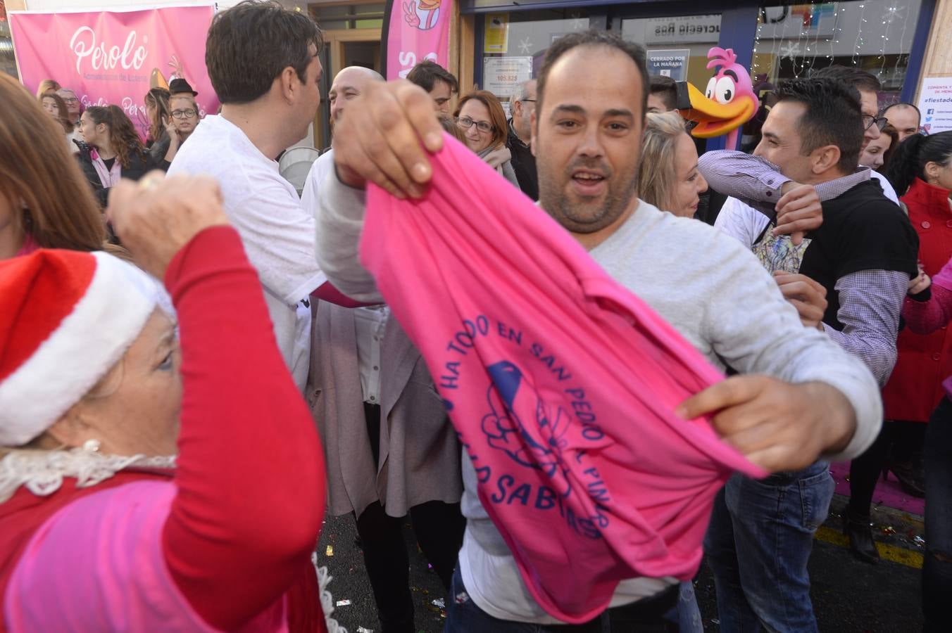 Celebración en la administración El Perolo, de San Pedro del Pinatar, donde se vendieron 12 décimos de El Gordo, entre otros premios.