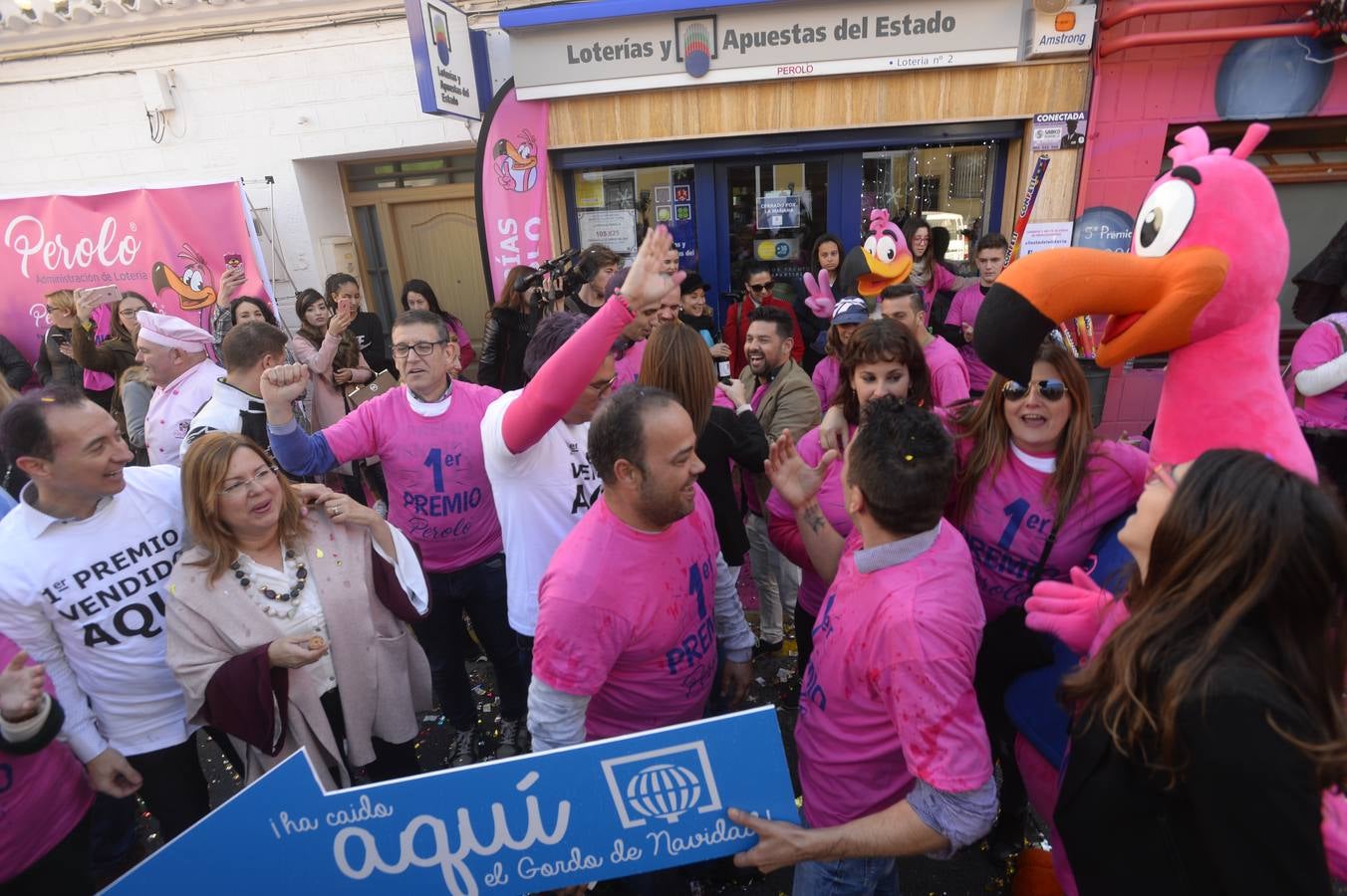 Celebración en la administración El Perolo, de San Pedro del Pinatar, donde se vendieron 12 décimos de El Gordo, entre otros premios.