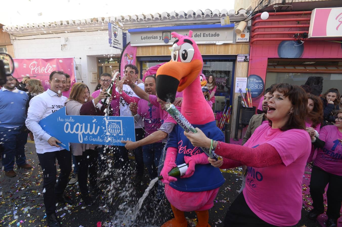 Celebración en la administración El Perolo, de San Pedro del Pinatar, donde se vendieron 12 décimos de El Gordo, entre otros premios.