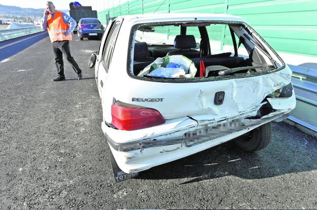 Estado en que quedó ayer un coche en la A-30, en Murcia, tras colisionar con un camión.
