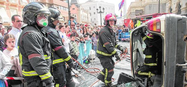 Imagen de un simulacro sobre rescate de víctimas en accidentes de tráfico, realizado por los bomberos en la Plaza del Ayuntamiento, este año.
