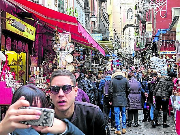 La calle San Gregorio Armeno, siempre atestada de gente.
