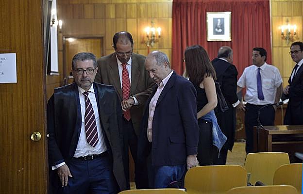 Antonio Alvarado, José María Ródenas, Manuel Alfonso Guerrero y Encarna Muñoz, abandonando la sala de vistas el primer día de juicio por La Zerrichera.