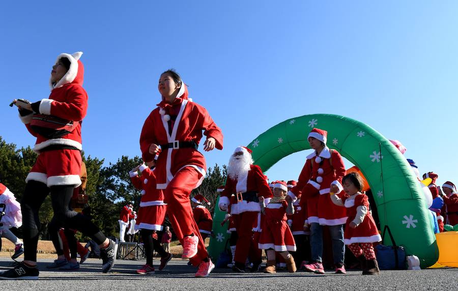 La ciudad de Chiba, en la bahía de Tokio, celebra todos los años la 'Tokio Santa Run', una carrera con fines benéficos en la que cientos de japoneses recorren esta ciudad costera ataviados con disfraces de Papa Noel