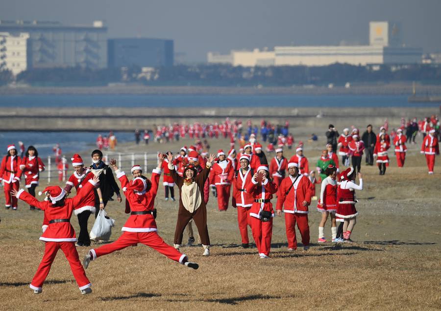 La ciudad de Chiba, en la bahía de Tokio, celebra todos los años la 'Tokio Santa Run', una carrera con fines benéficos en la que cientos de japoneses recorren esta ciudad costera ataviados con disfraces de Papa Noel