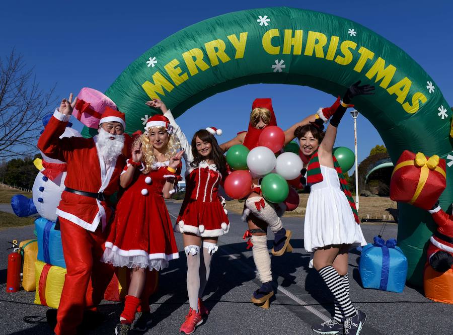 La ciudad de Chiba, en la bahía de Tokio, celebra todos los años la 'Tokio Santa Run', una carrera con fines benéficos en la que cientos de japoneses recorren esta ciudad costera ataviados con disfraces de Papa Noel