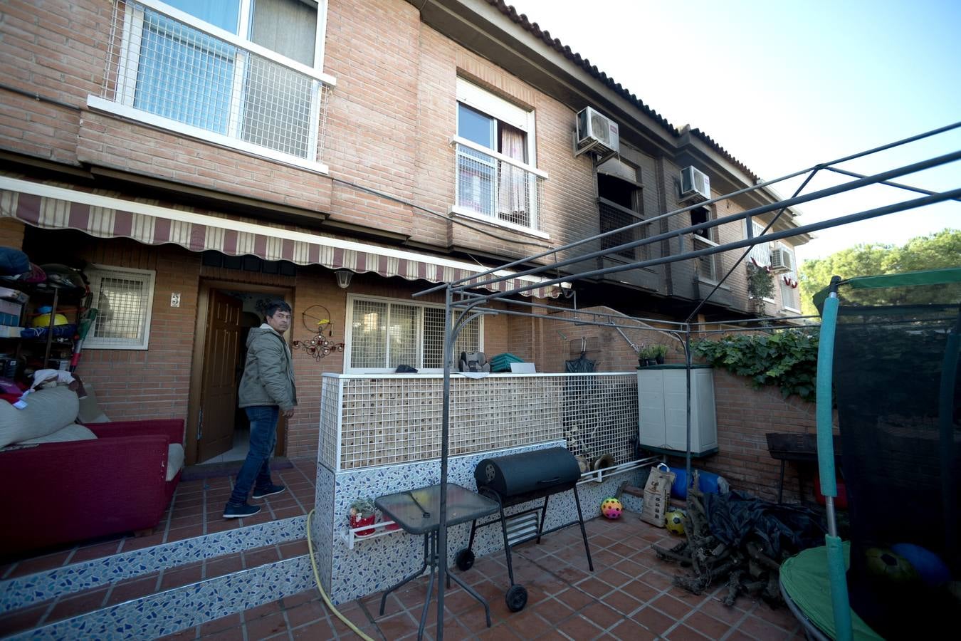 Las llamas se iniciaron poco antes de las tres de la madrugada y otras dos mujeres de de 27 y 19 años han sido trasladadas a La Arrixaca para su valoración