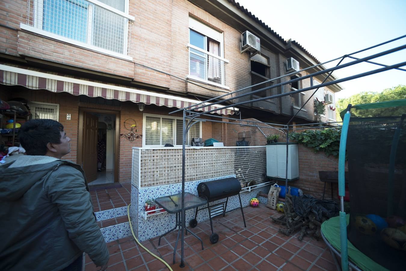 Las llamas se iniciaron poco antes de las tres de la madrugada y otras dos mujeres de de 27 y 19 años han sido trasladadas a La Arrixaca para su valoración