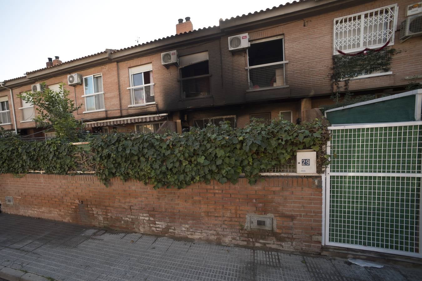 Las llamas se iniciaron poco antes de las tres de la madrugada y otras dos mujeres de de 27 y 19 años han sido trasladadas a La Arrixaca para su valoración