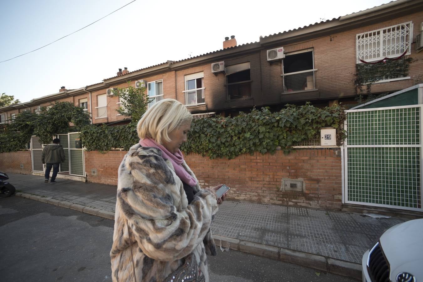 Las llamas se iniciaron poco antes de las tres de la madrugada y otras dos mujeres de de 27 y 19 años han sido trasladadas a La Arrixaca para su valoración