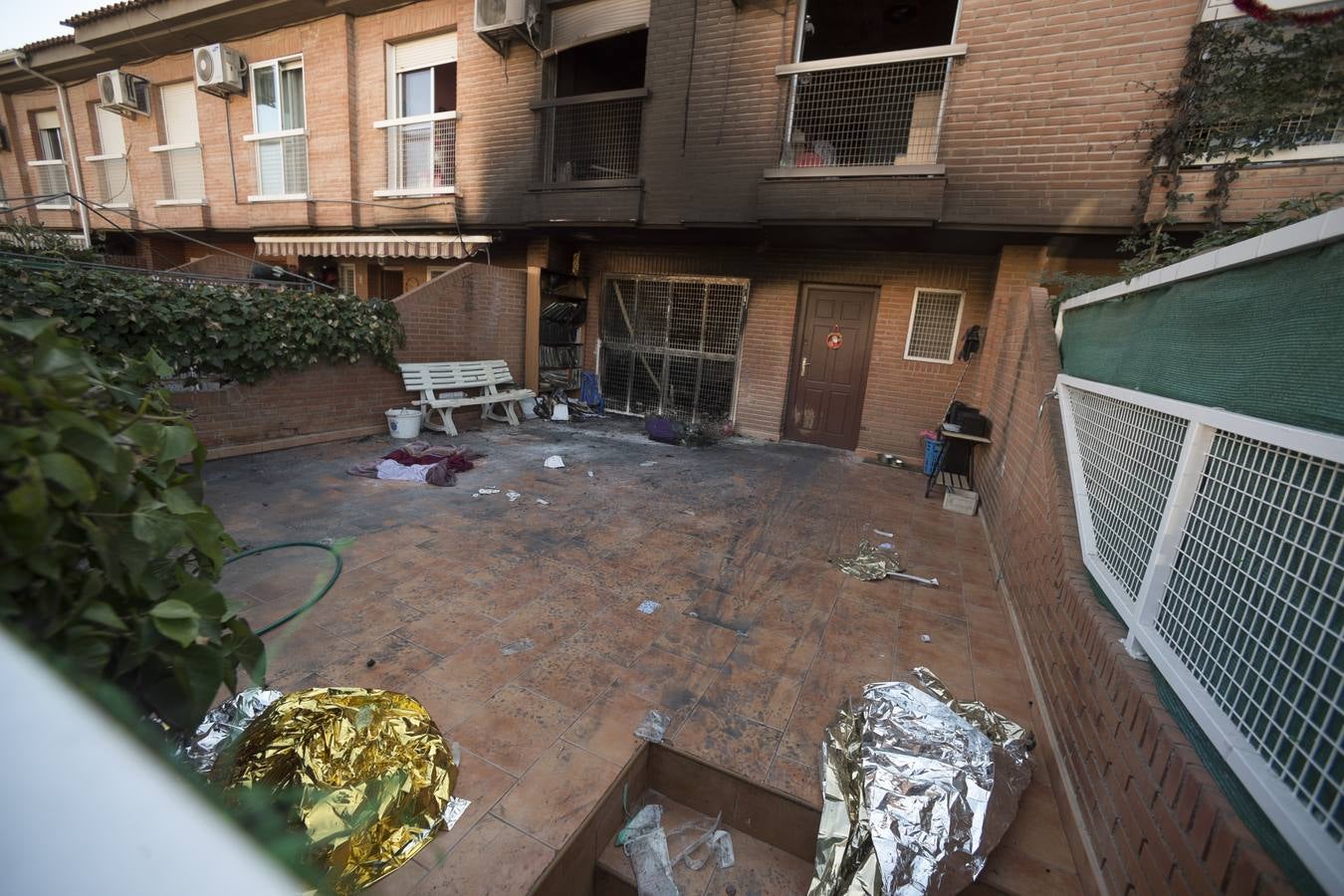 Las llamas se iniciaron poco antes de las tres de la madrugada y otras dos mujeres de de 27 y 19 años han sido trasladadas a La Arrixaca para su valoración