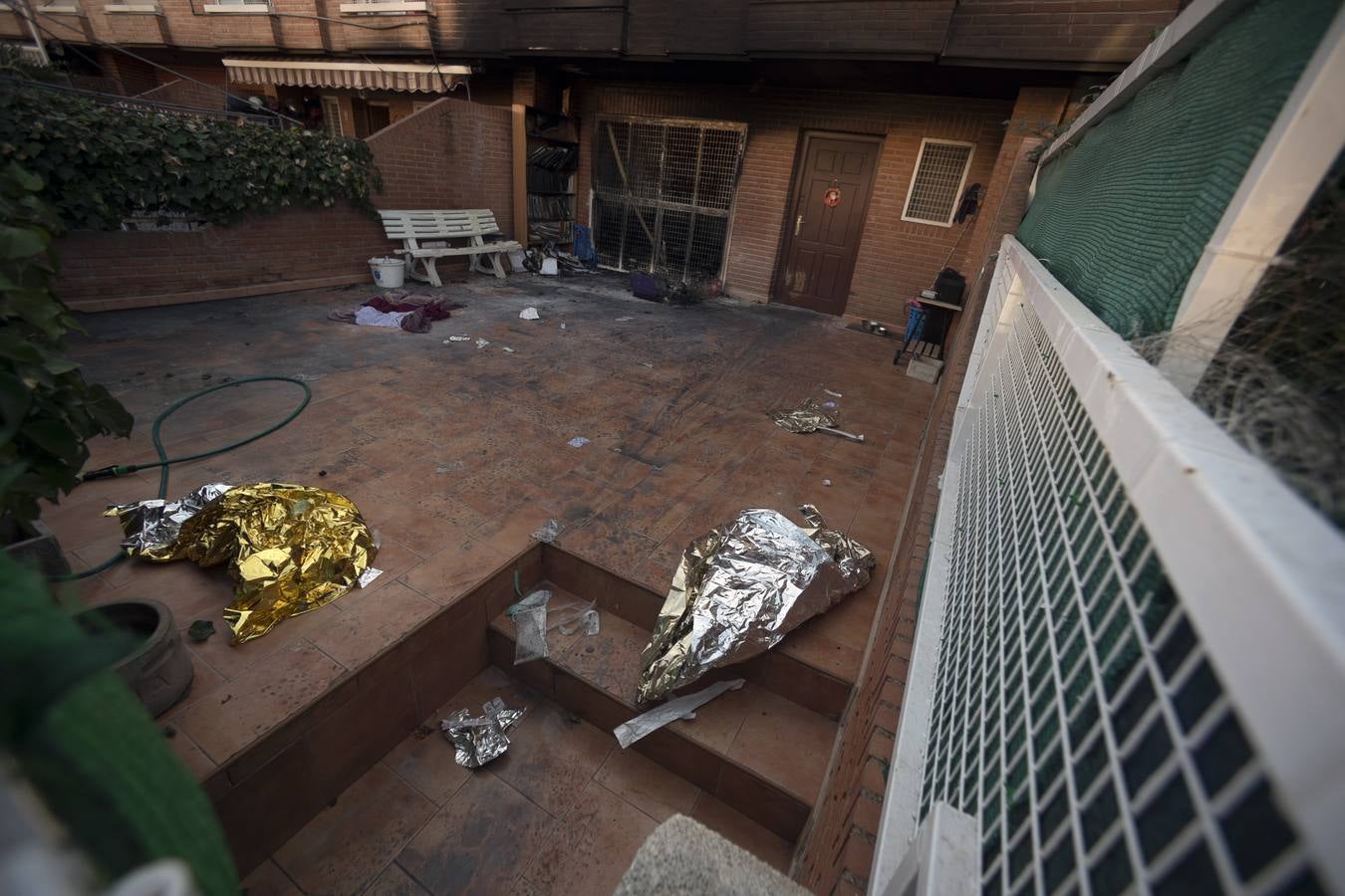 Las llamas se iniciaron poco antes de las tres de la madrugada y otras dos mujeres de de 27 y 19 años han sido trasladadas a La Arrixaca para su valoración