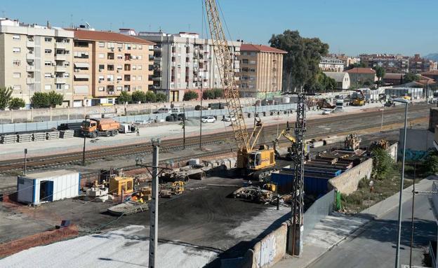 Obras de la primera fase del soterramiento de las vías en Murcia, cerca de la estación.