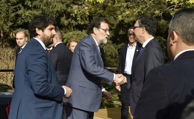 Fernando López Miras junto a Mariano Rajoy, este miércoles en Murcia. 