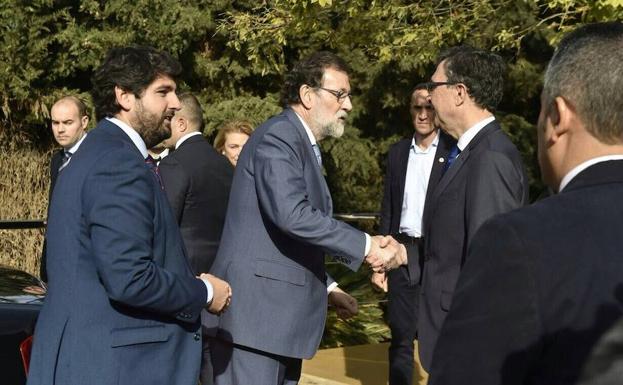 Rajoy saluda a Ballesta en presencia de López Miras.