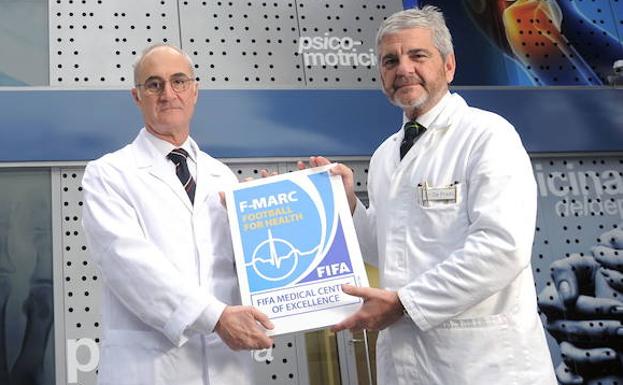 Los doctores Pedro Luis Ripoll y Mariano de Prado, en una imagen de archivo, con el distintivo de Centro Médico de Excelencia de la FIFA.