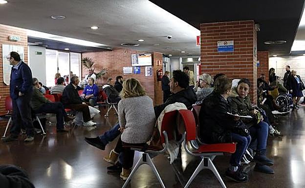 La sala de espera de Urgencias en La Arrixaca llena de gente. 