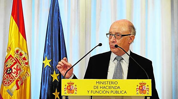 El ministro de Hacienda, Cristóbal Montoro, ayer en una comparecencia pública.