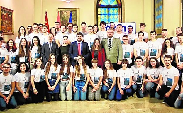 Los miembros de la Orquesta de Jóvenes rodean al presidente de la Comunidad, ayer, en el Palacio de San Esteban.