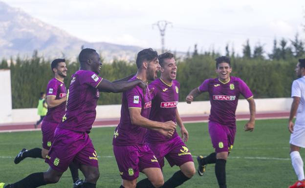 Imagen de archivo de los jugadores del Jumilla celebrando un gol.