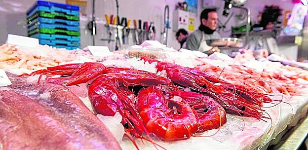 Un llamativo puñado de gambas rojas aguardan comprador en una de las pescaderías del mercado de Verónicas, en Murcia.