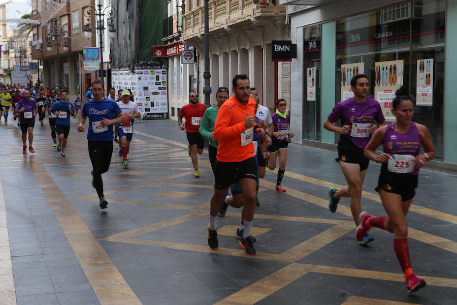 Cerca de mil corredores se han dado cita en la carrera que ha despedido el año en Lorca