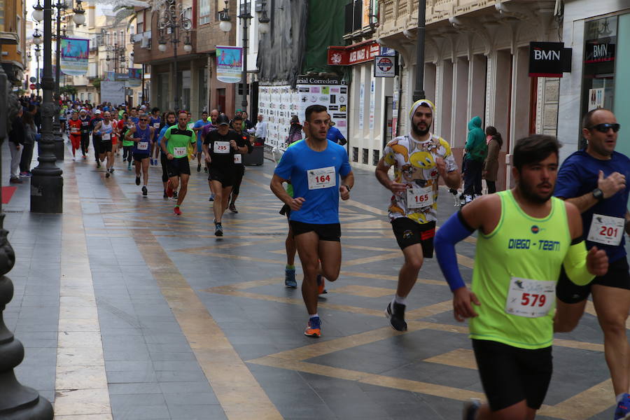 Cerca de mil corredores se han dado cita en la carrera que ha despedido el año en Lorca