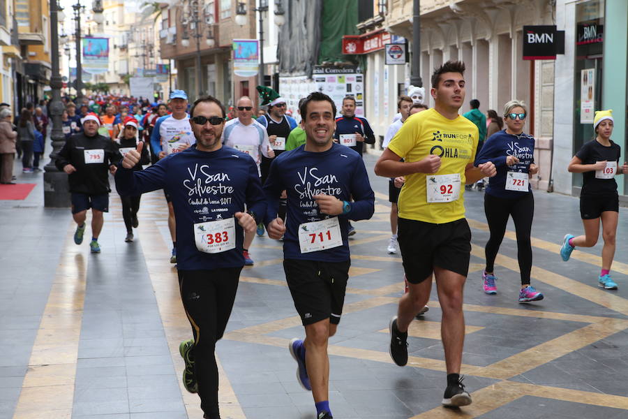 Cerca de mil corredores se han dado cita en la carrera que ha despedido el año en Lorca