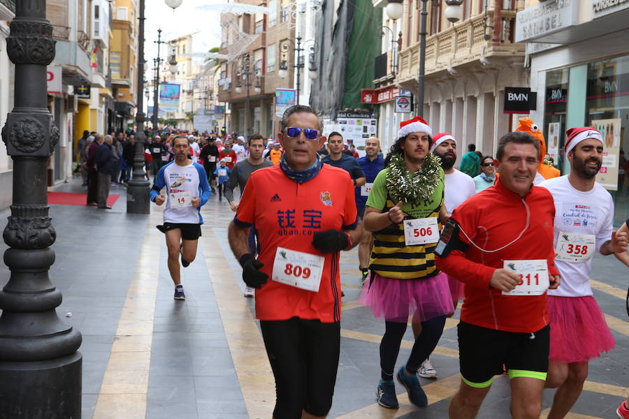 Cerca de mil corredores se han dado cita en la carrera que ha despedido el año en Lorca