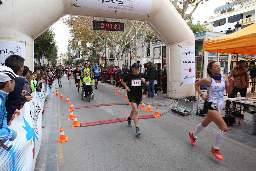 Cerca de mil corredores se han dado cita en la carrera que ha despedido el año en Lorca