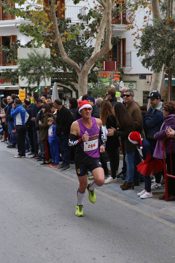 Miles de corredores han despedido el año corriendo por las calles de Lorca