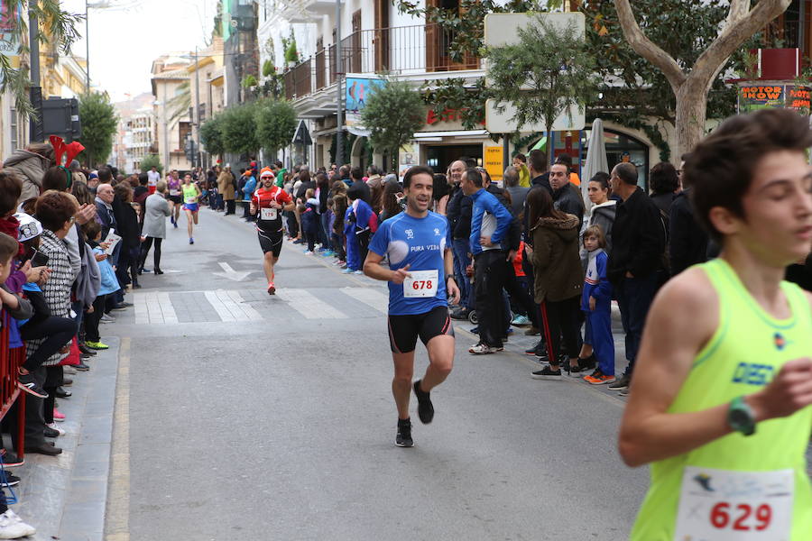 Miles de corredores han despedido el año corriendo por las calles de Lorca