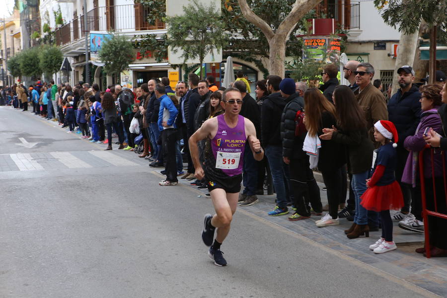 Miles de corredores han despedido el año corriendo por las calles de Lorca