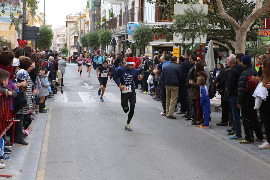 Miles de corredores han despedido el año corriendo por las calles de Lorca