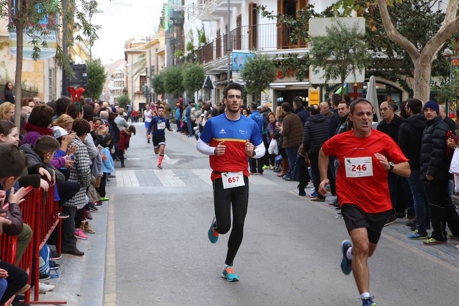 Miles de corredores han despedido el año corriendo por las calles de Lorca