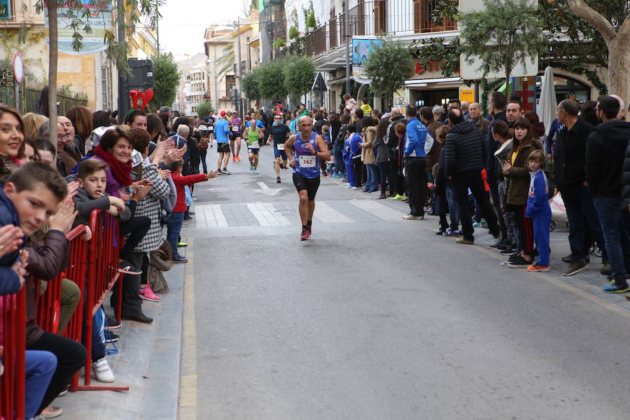 Miles de corredores han despedido el año corriendo por las calles de Lorca