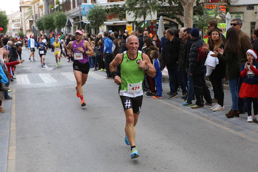 Miles de corredores han despedido el año corriendo por las calles de Lorca