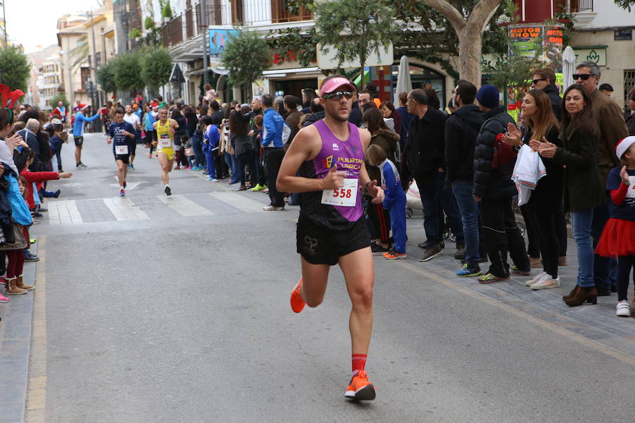 Miles de corredores han despedido el año corriendo por las calles de Lorca