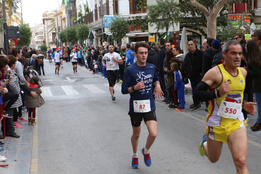 Miles de corredores han despedido el año corriendo por las calles de Lorca