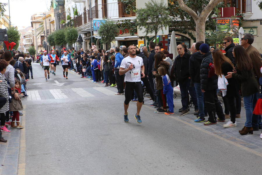 Miles de corredores han despedido el año corriendo por las calles de Lorca