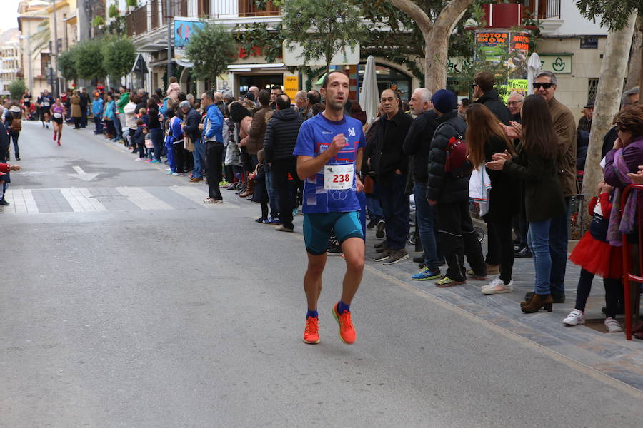 Miles de corredores han despedido el año corriendo por las calles de Lorca