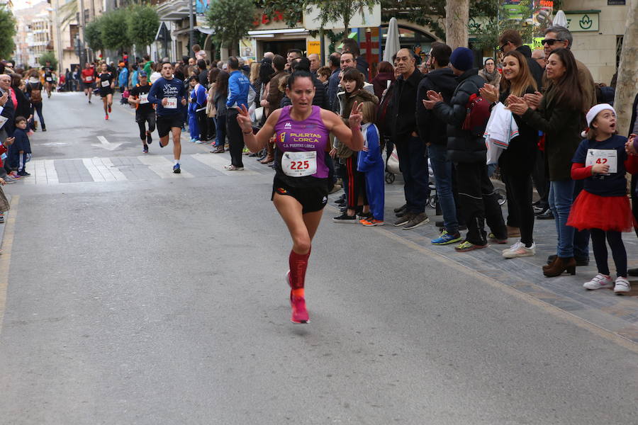 Miles de corredores han despedido el año corriendo por las calles de Lorca